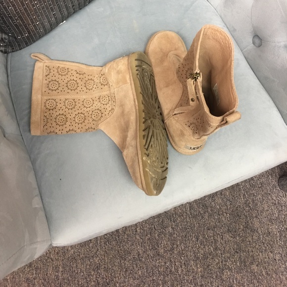 COPY - Lace rare uggs tan color - Picture 3 of 3